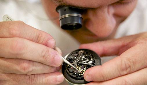 Artisan horloger au travail